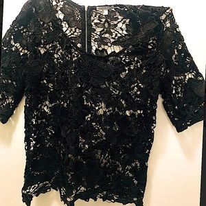 Black flowered embroidered quarter sleeve top!🖤💋